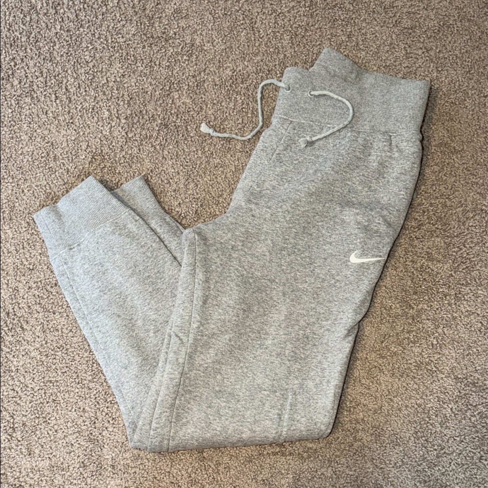 Nike women’s  Light Gray Sweatpants joggers size M